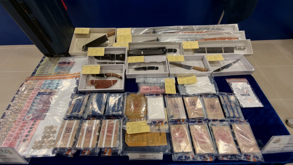 警方在單位內檢獲海洛英及大量武器。黃文威攝 警方在單位內檢獲海洛英及大量武器。黃文威攝