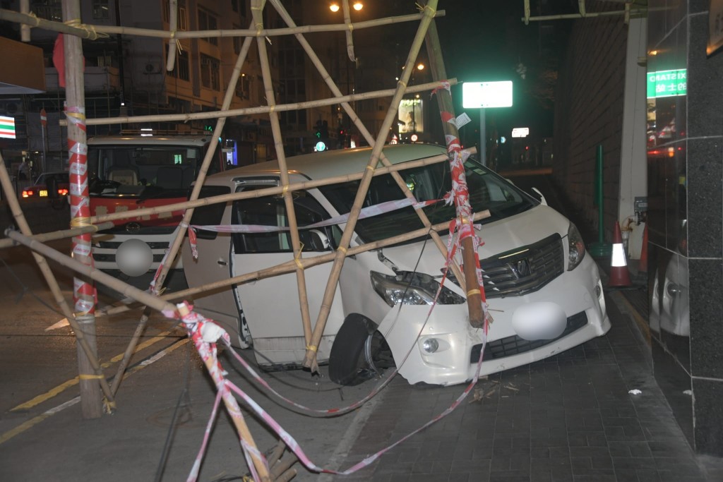 七人車失控撞棚架剷上行人路。