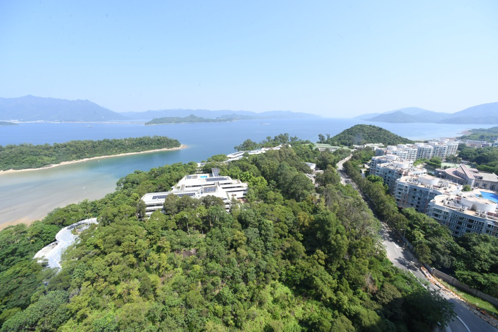 單位坐落在高層，靜賞開闊山海美景。