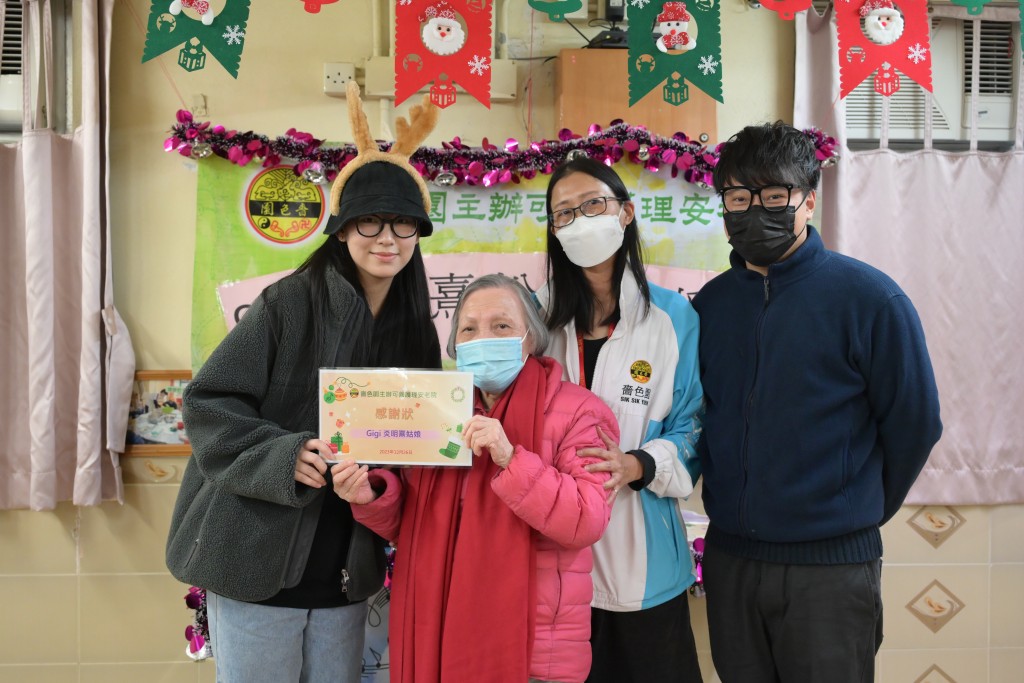 炎明熹特别抽空在前日Boxing Day，与后援会义工队齐齐去探访护理安老院做义工。