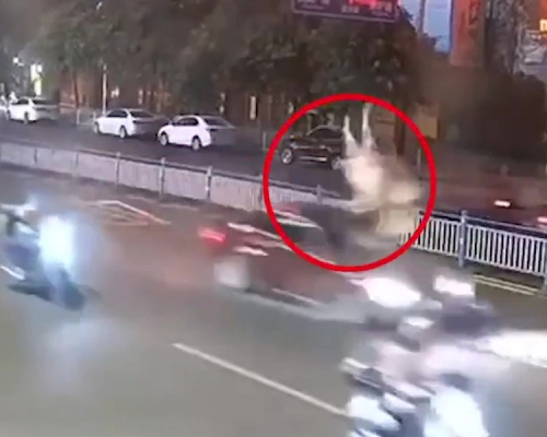 兩女子亂過馬路，被無牌駕駛司機當場撞飛，一死一傷。（網圖）