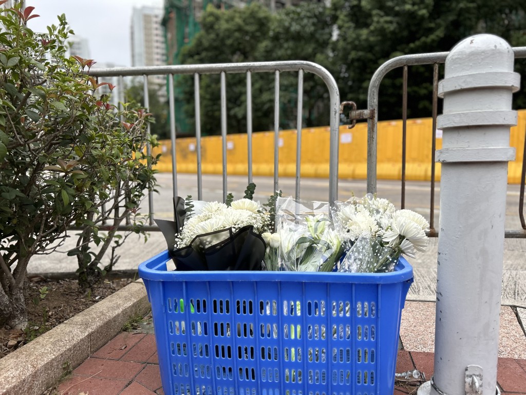 有市民今日專程到場獻花悼念。曾志恒攝