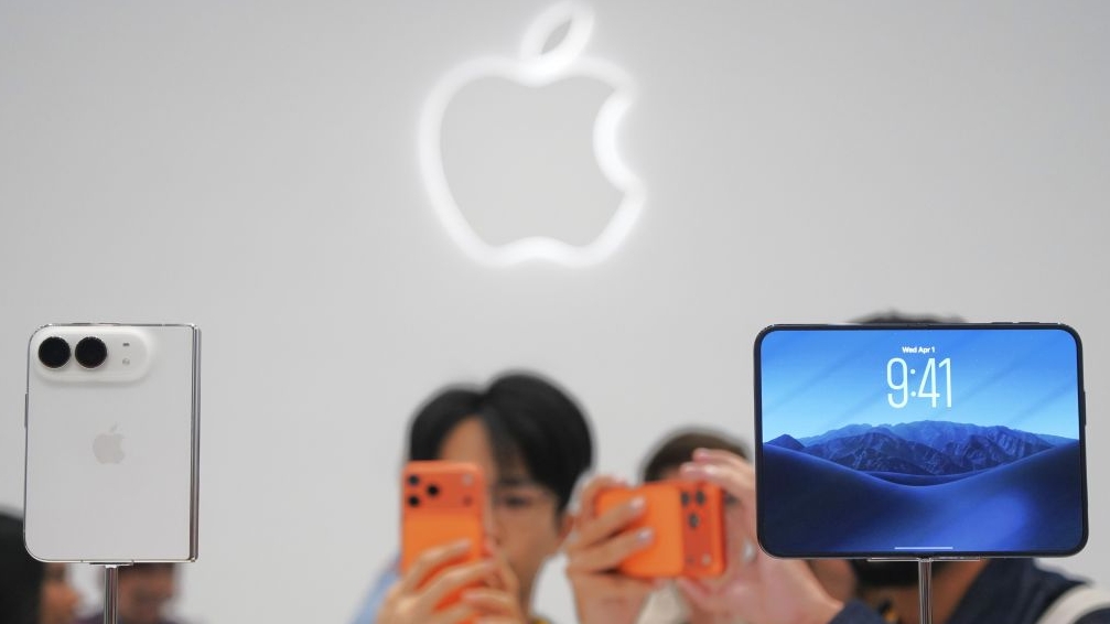 iPhoneDuo预购爆单真相！铰链良率低卡产能，苹果宁少卖不卖坏。 新华社图片