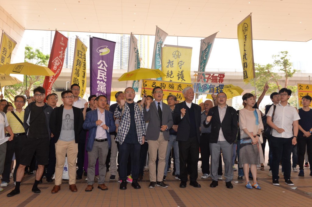 九子今於8時50分左右陸續抵達西九龍裁判法院。