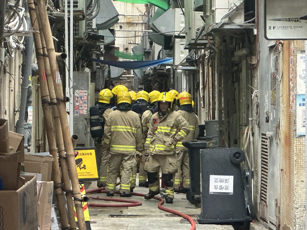 消防拖喉將火救熄。梁國峰攝