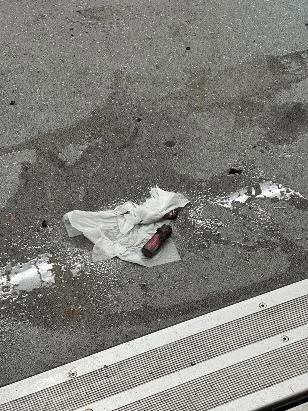 起火的充電池遺在車廂地上。網上圖片 起火的充電池遺在車廂地上。網上圖片
