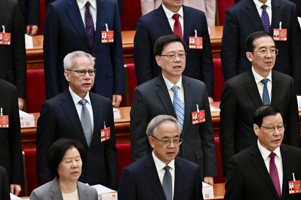 李家超繼續與岑浩輝入場列席全國人大會議。