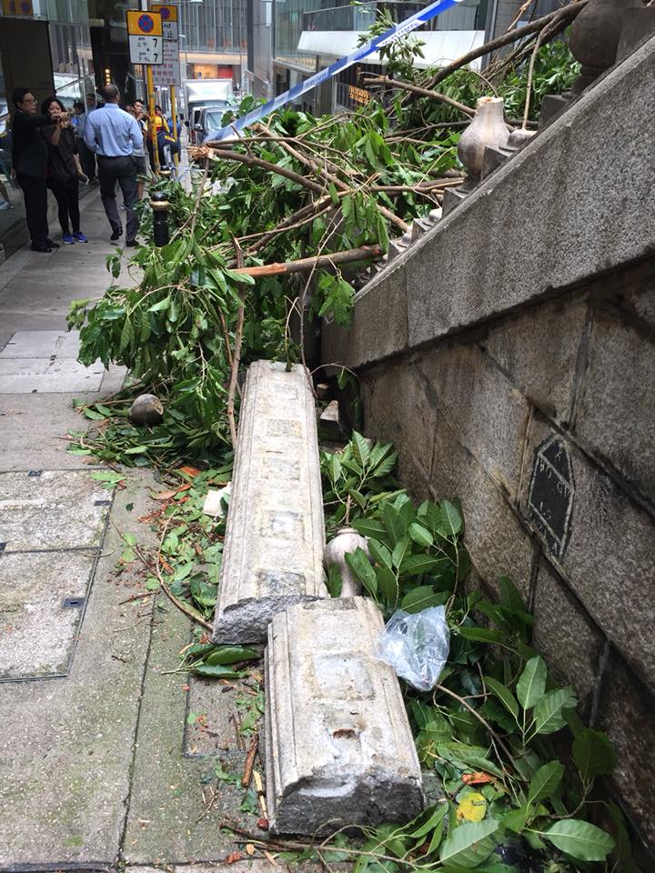 百年花崗石石階及扶手被毀。fb群組中西區關注組