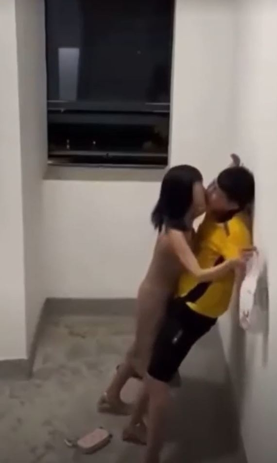 视频中女子强推男「外卖员」索吻。