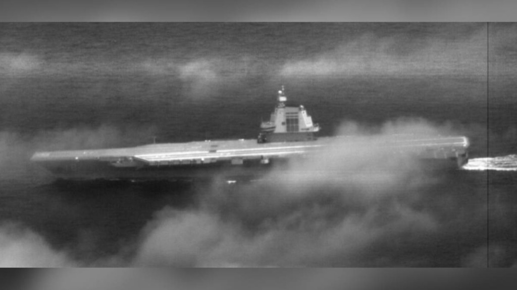 台灣發布黑白監控照片，指解放軍福建艦通過台灣海峽。台灣軍事部門