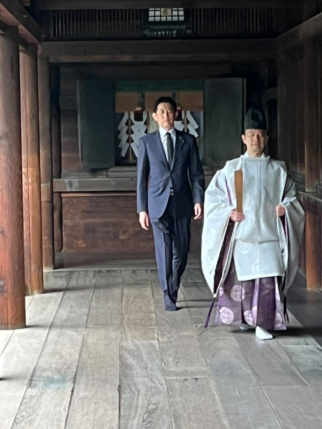 眾議員小林鷹之參拜靖國神社。小林鷹之X帳號 @kobahawk 眾議員小林鷹之參拜靖國神社。小林鷹之X帳號 @kobahawk