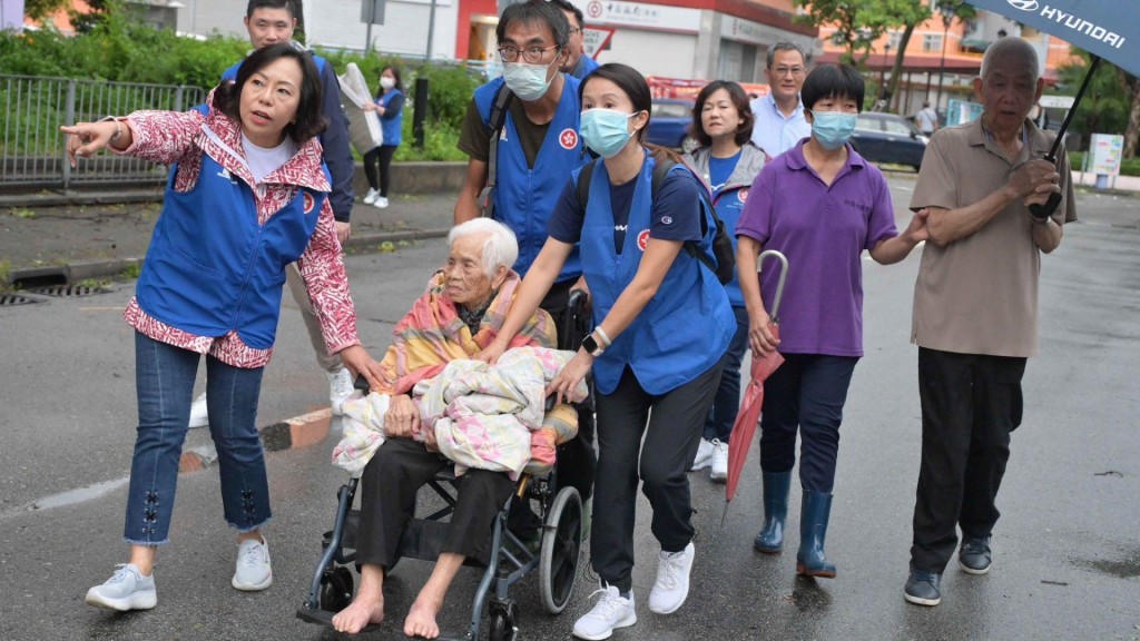 麥美娟(左)率領人員到沙頭角協助長者返回護老院舍。政府新聞處