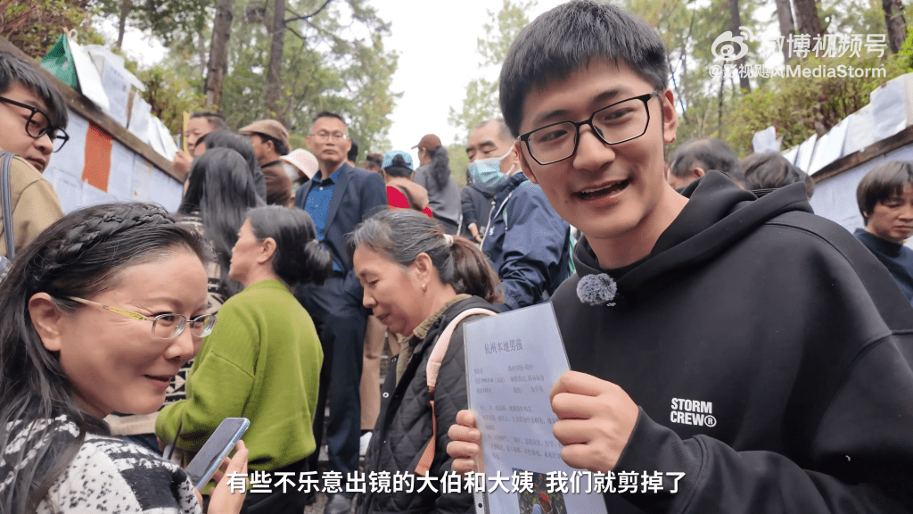 Tim(潘天鴻)前往杭州「相親角」推銷自己,卻遭遇滑鐵盧。 Tim(潘天鴻)前往杭州「相親角」推銷自己,卻遭遇滑鐵盧。