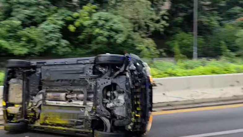 私家車撞壆翻側。fb馬路的事討論區Alan Ng影片截圖