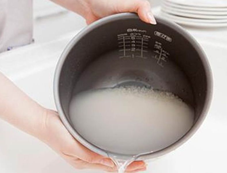 8大天然清洁用品推介｜4.洗米水：清除砧板腥臭味