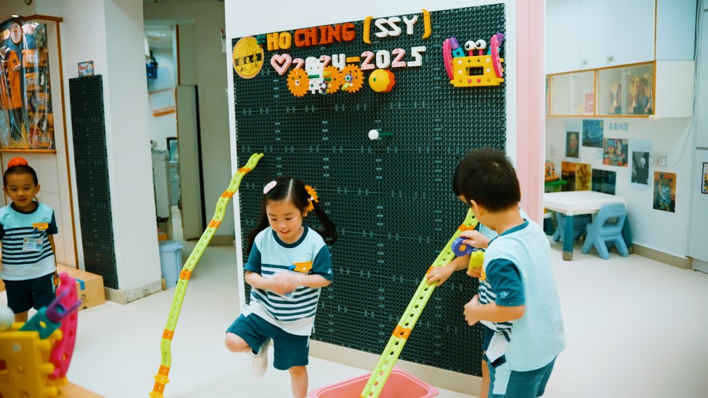 課堂之外,自由遊戲和混齡學習時間也幫助孩子們提升創造力,年長的小朋友能夠幫助年幼的小朋友,促進彼此的成長與學識分享。 課堂之外,自由遊戲和混齡學習時間也幫助孩子們提升創造力,年長的小朋友能夠幫助年幼的小朋友,促進彼此的成長與學識分享。