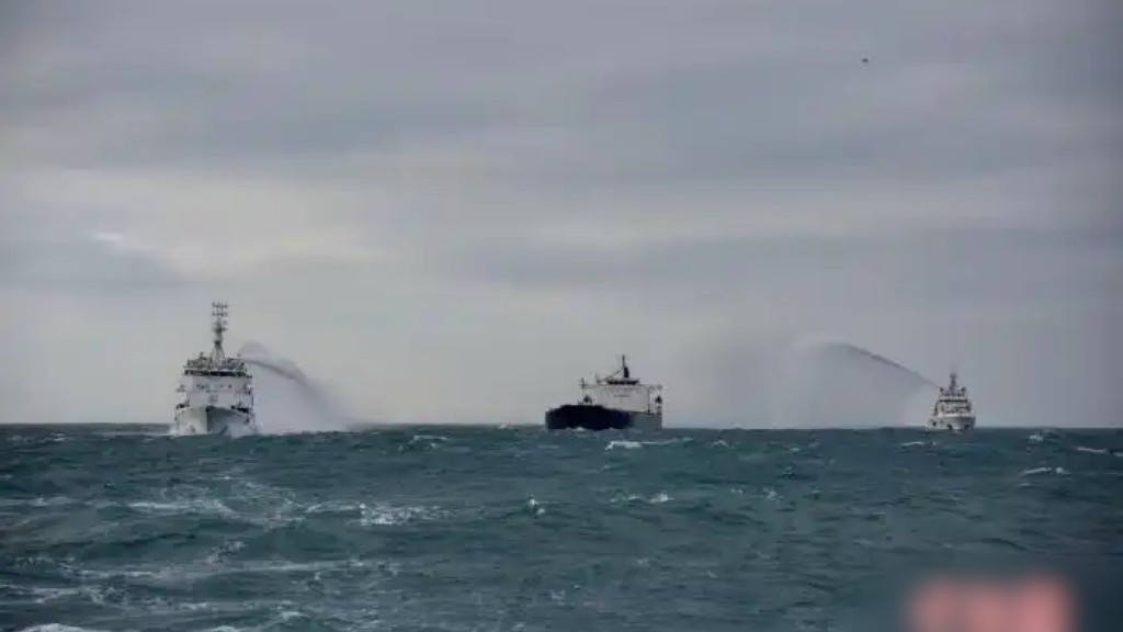 「海巡06」輪(左一)、「東海救115」輪(右一)進行搜救應急演練。中新社 「海巡06」輪(左一)、「東海救115」輪(右一)進行搜救應急演練。中新社