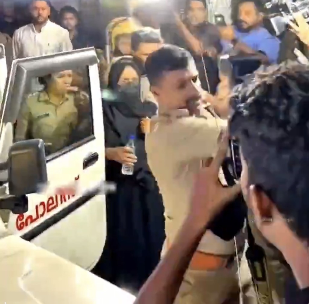 穆斯塔法被帶到警局,遭民眾包圍。 穆斯塔法被帶到警局,遭民眾包圍。