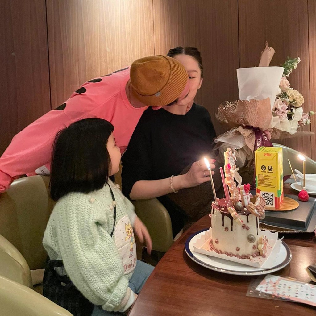 李璨琛送上birthday kiss祝賀老婆。