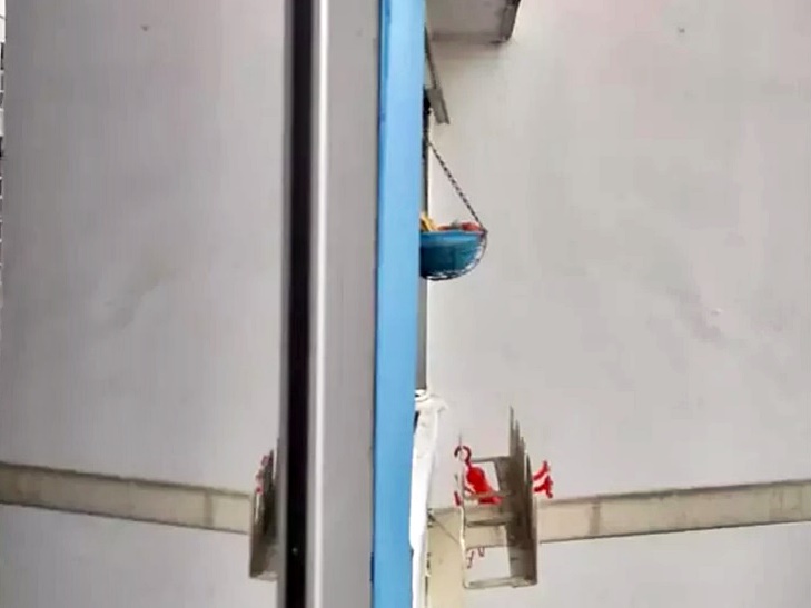 新加坡1名婦人近日發現樓上住客窗邊放置1個筲箕不斷滴落惡臭的黑色液體,擔心藏屍報警求助。網上圖片