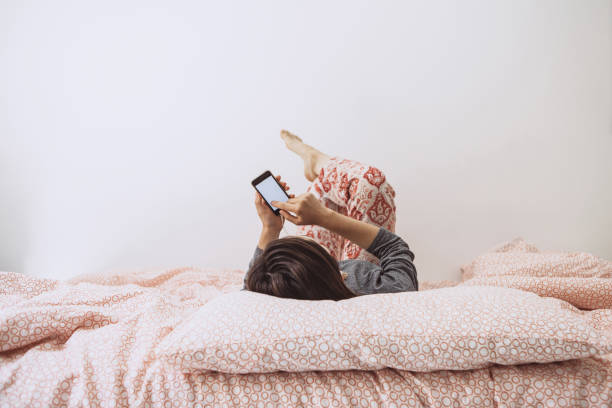 不少兒童有躺在床上看手機的習慣。