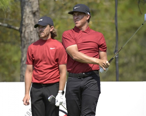 多名高爾夫球手穿紅衫黑褲為活士打氣。AP圖片