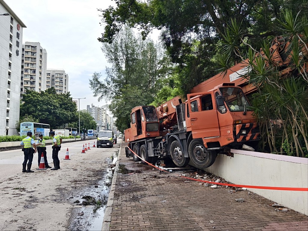 吊臂車騎上石壆上。尹敬堂攝