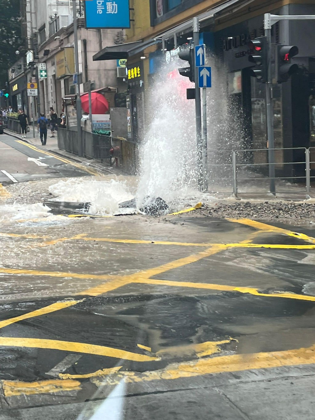 地下水管爆裂，路面噴出水柱。網上圖片