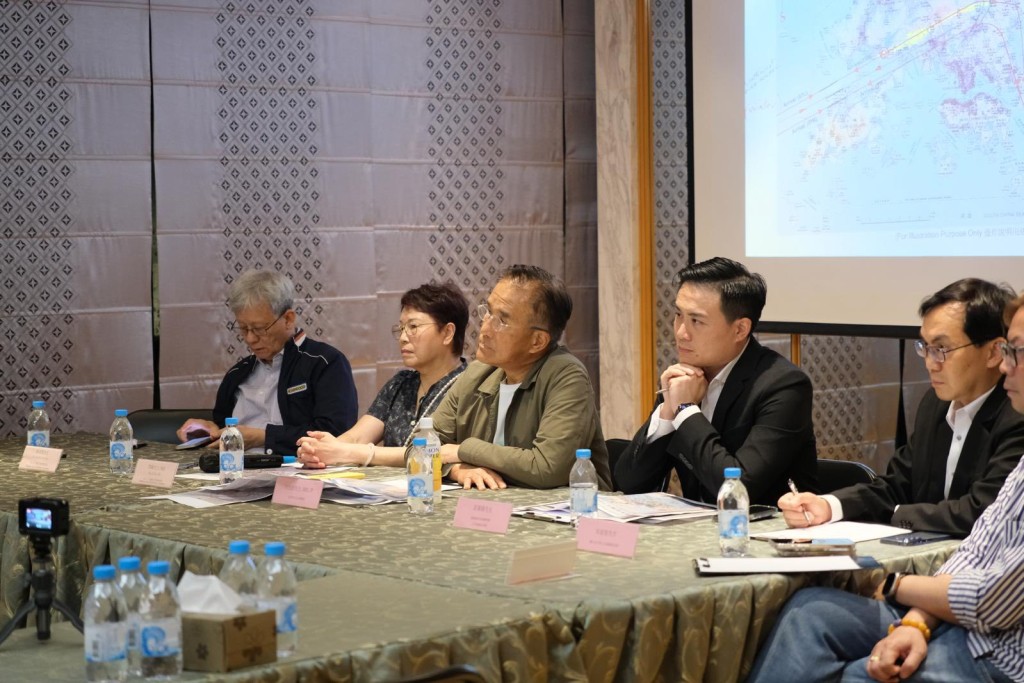 田北辰指出,自2022年香港國際機場北跑道啟用後,新航道經常正面飛越小欖及掃管笏上空,尤其深夜航班,對該區住宅構成嚴重噪音滋擾。 田北辰指出,自2022年香港國際機場北跑道啟用後,新航道經常正面飛越小欖及掃管笏上空,尤其深夜航班,對該區住宅構成嚴重噪音滋擾。