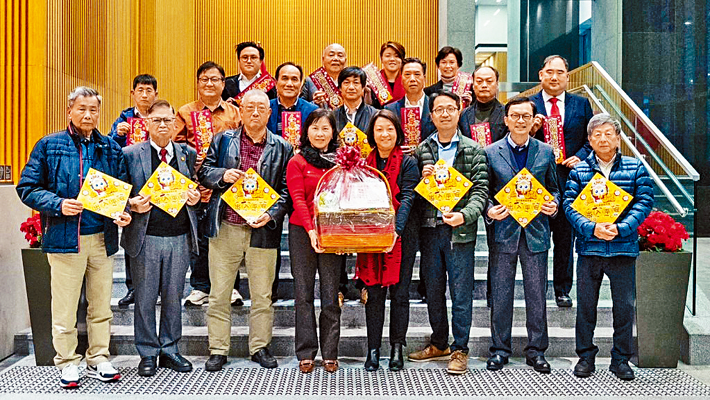 運輸及物流局局長陳美寶及運輸署署長李頌恩等昨日與的士業界代表團拜。