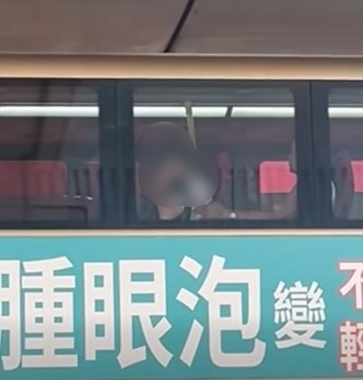 後座男乘客一直貼窗向前座女生伸出「魔爪」。fb車cam L（香港群組）LoyalStrawberry1405影片截圖