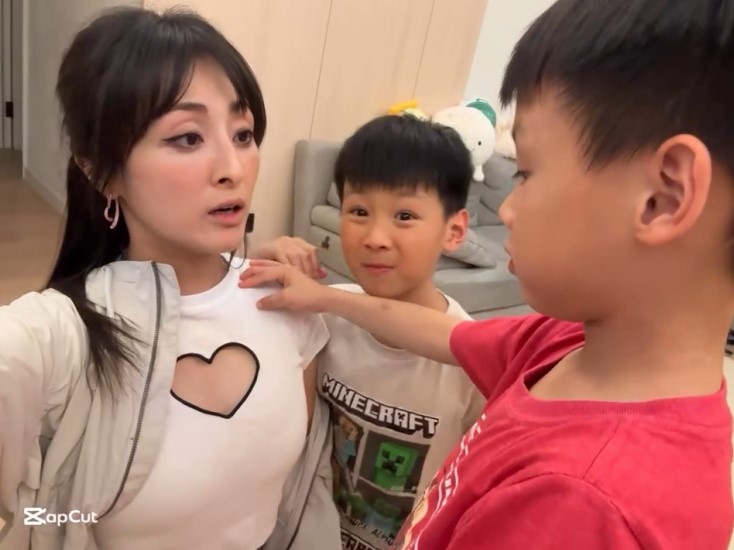 張名雅曾在家衣着性感,大仔即時睇唔過眼。 張名雅曾在家衣着性感,大仔即時睇唔過眼。