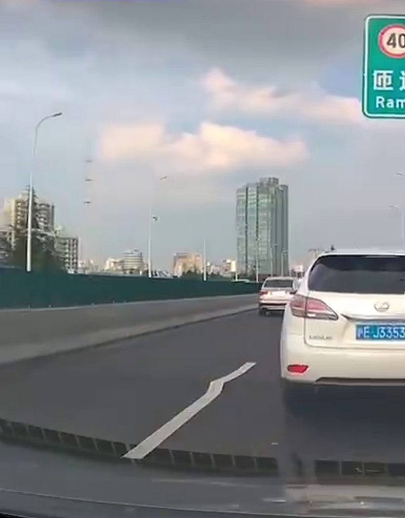 車CAM顯示，上海一路段馬路熱到變形拱起。