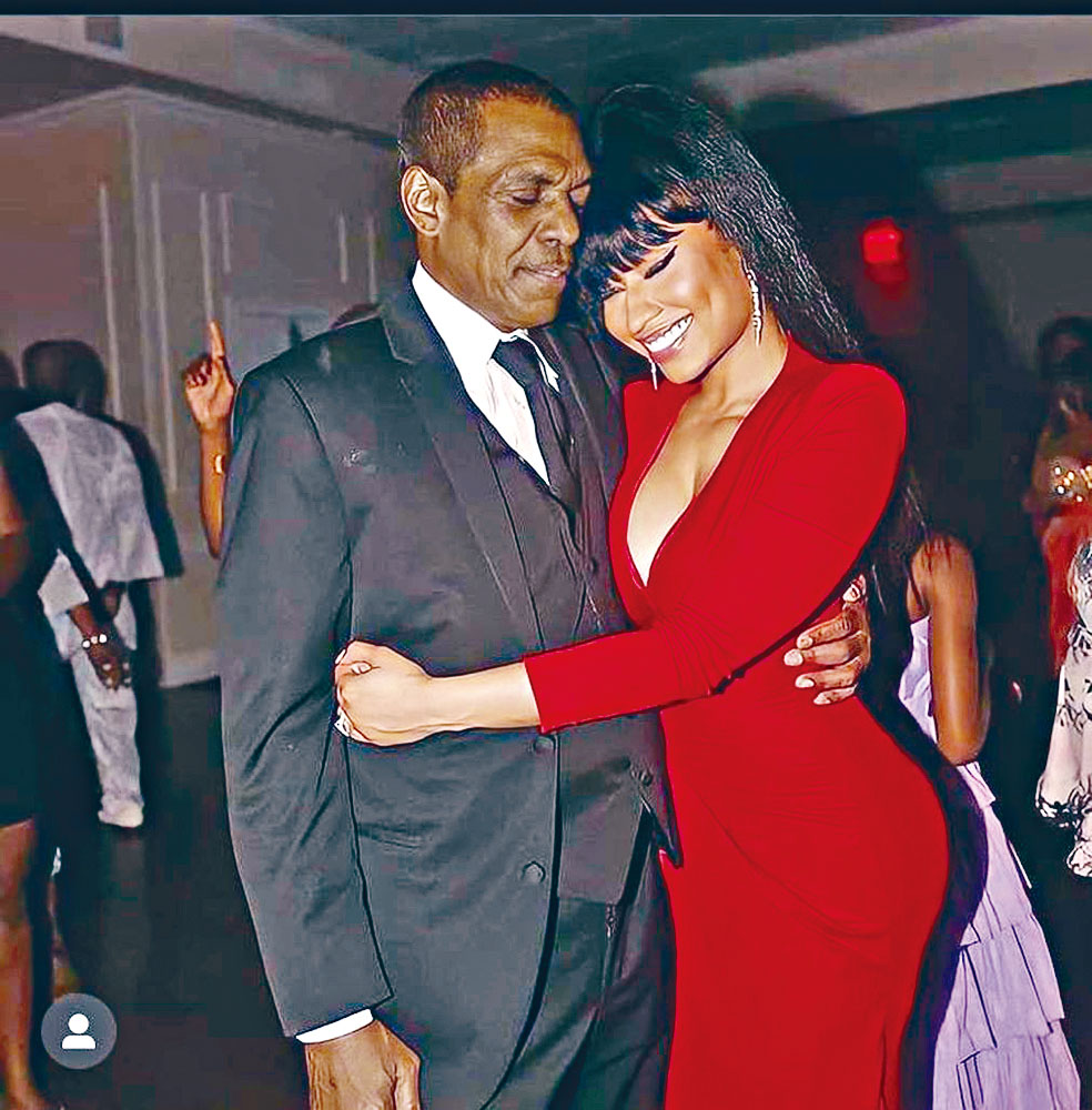 Nicki Minaj父親上月被車撞到去世，她至今仍未有回應。