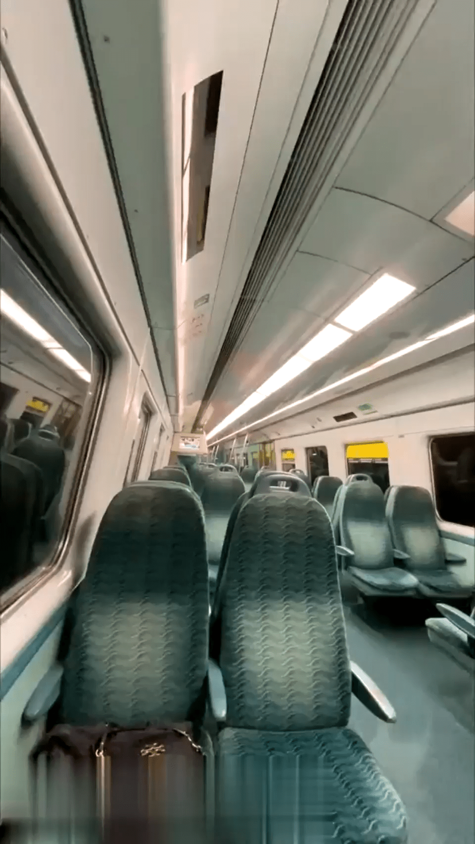 影片全長僅10秒，開頭拍攝東鐵頭等車廂，當時未見有其他乘客。