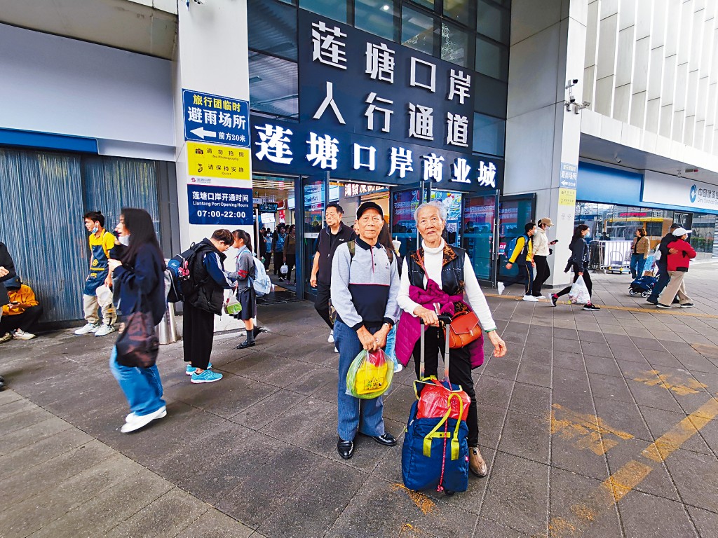 高女士和丈夫滿載而歸,他們形容深圳購物不是花錢,而是賺錢。