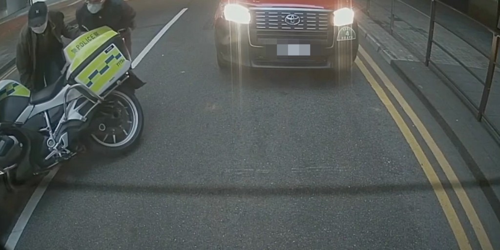 路旁一名男路人见状马上走过来帮忙，尝试扶起电自行车，此时的士司机（右）也落了车帮手。