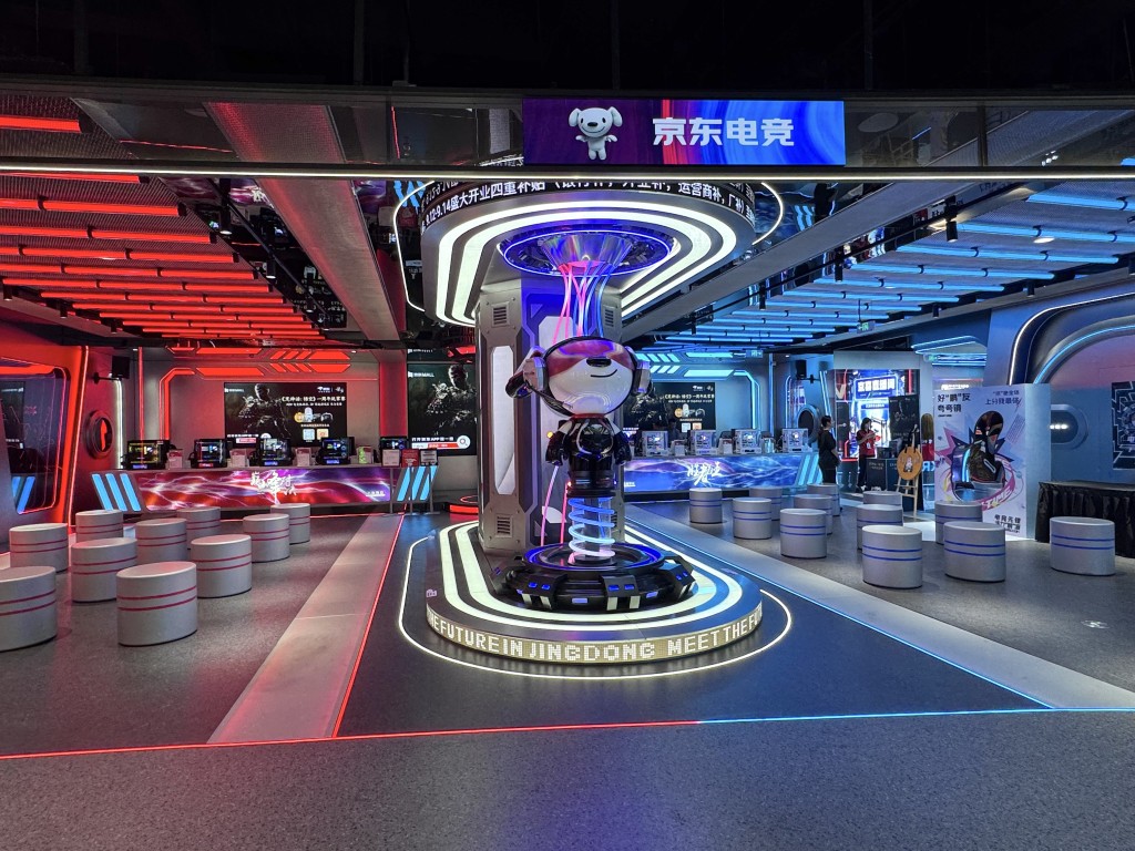 除家庭電器及數碼科技產品外，場內設有電競專區，可online試玩大熱的《黑神話︰悟空》，滿足一眾機迷。