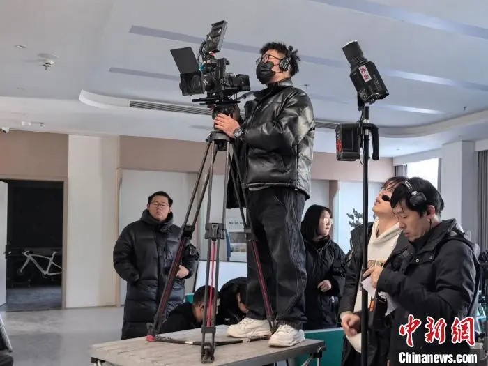 內地微短劇發展迅速,讓閒置樓房商廈變身拍攝場地,造就新商機。中新網 內地微短劇發展迅速,讓閒置樓房商廈變身拍攝場地,造就新商機。中新網