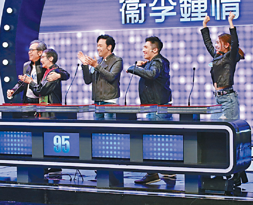 ■姜丽文（右）玩游戏好落力。
