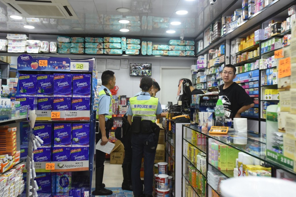 警方到附近的藥房了解。梁國峰攝