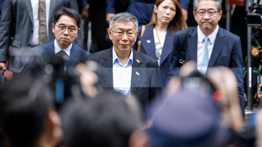 柯文哲涉政治献金及“京华城案”被判囚17年，一审宣判后离开法院。 路透社