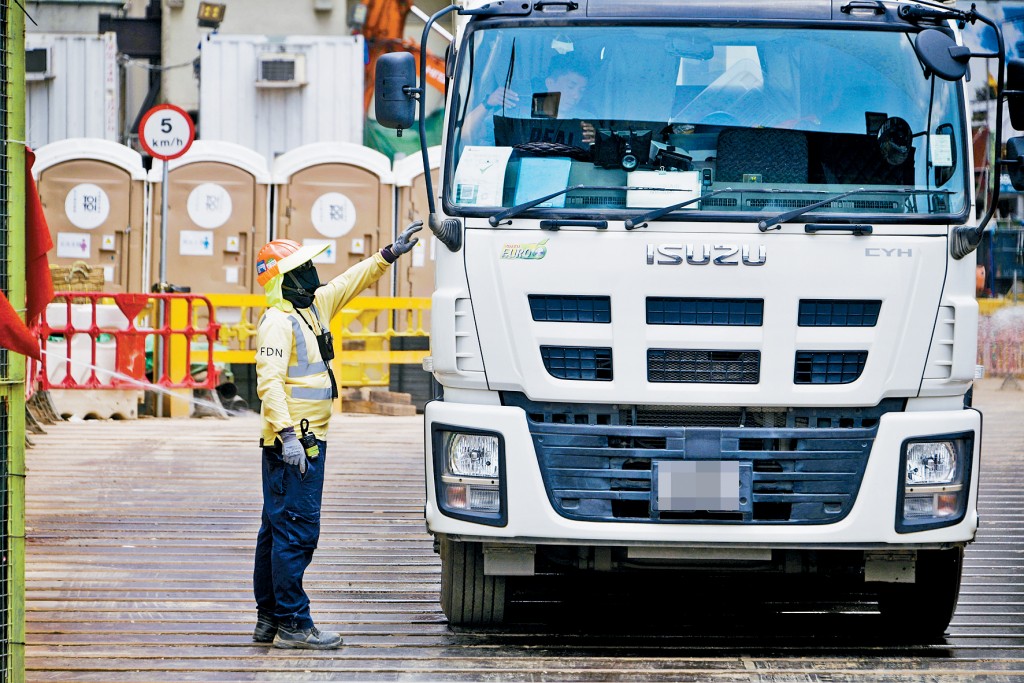 勞工處正籌辦專供內地司機報讀的平安卡課程，持卡者日後可進入地盤。