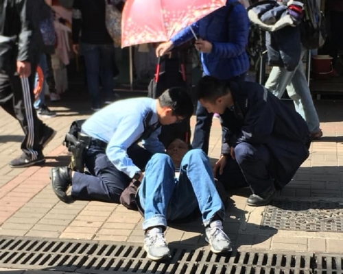 警員日前在大埔為暈倒老伯急救。大埔友圖片