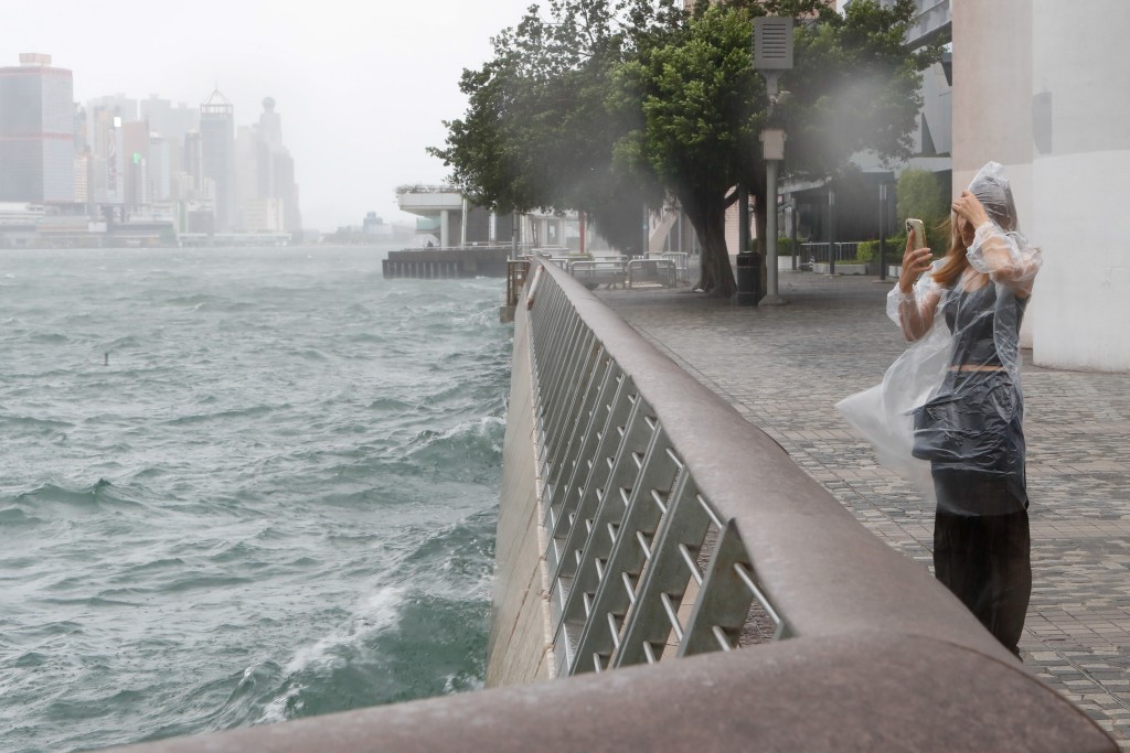 颱風泰利侵襲期間，尖沙嘴海傍狀況，海面在強風下翻起湧浪。（丹尼爾攝）