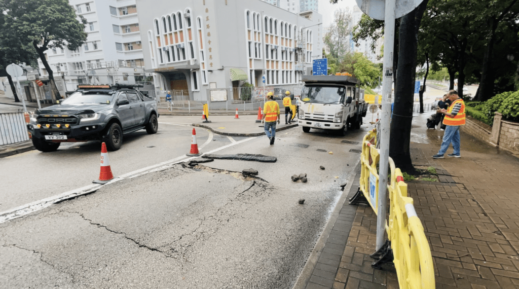 警方在現場實施單線行車，上行車輛要改道行駛。蔡楚輝攝