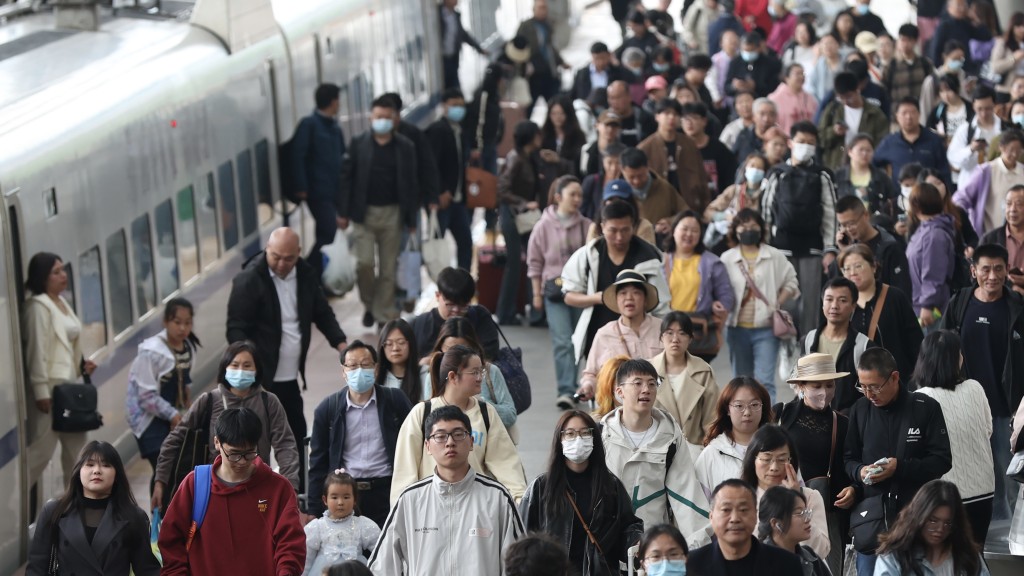 江蘇南京火車站迎來五一假期最後一天的返程客流高峰。 中新社