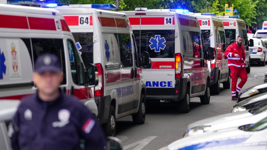 塞爾維亞首都貝爾格萊德一間學校發生槍擊案，多架救護車趕到現場。 美聯社