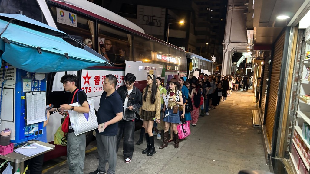啟德演唱會撞正萬聖節活動 旺角過境巴士排長龍 有旅客等足1小時。蔡楚輝攝