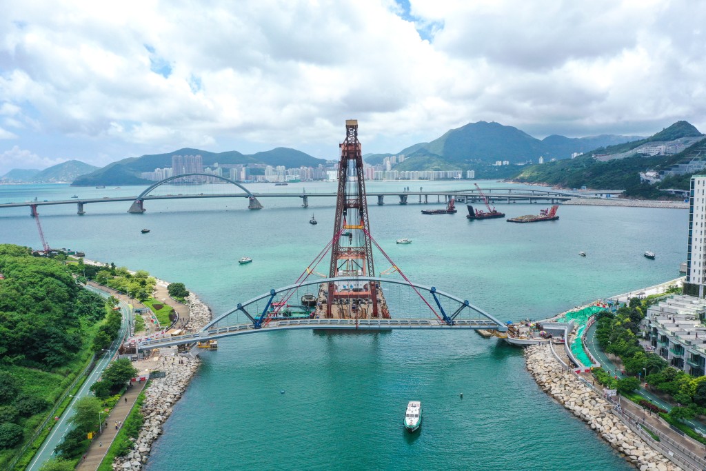 海濱南橋的鋼拱主跨段及東西兩段邊跨採用可供製造和裝配的設計（DfMA），先裝後嵌的方式大大提高成本效益。